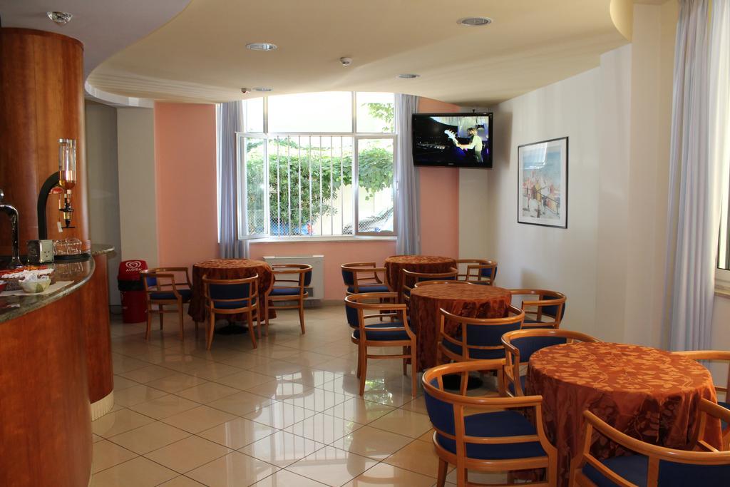 Hotel Ribot Ріміні Екстер'єр фото