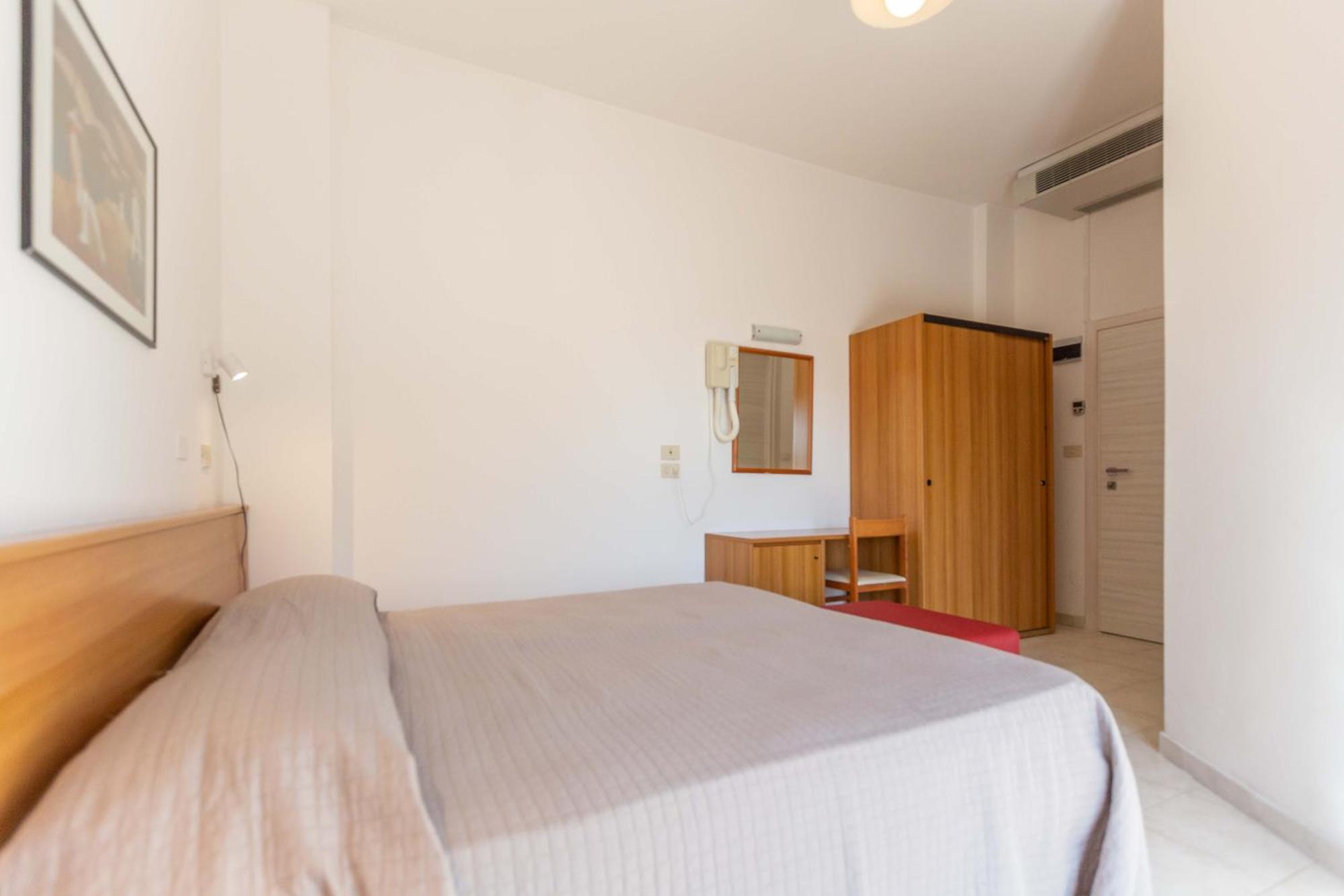 Hotel Ribot Ріміні Екстер'єр фото